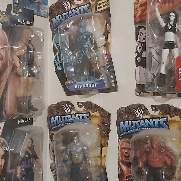 Mystery box of 5 brand new in package wwe figures - Picture 8 of 9